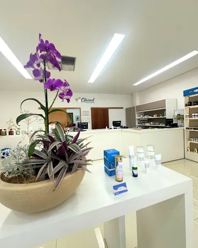 Interior da Farmácia Oficinal, com balcão de atendimento e produtos de bem-estar